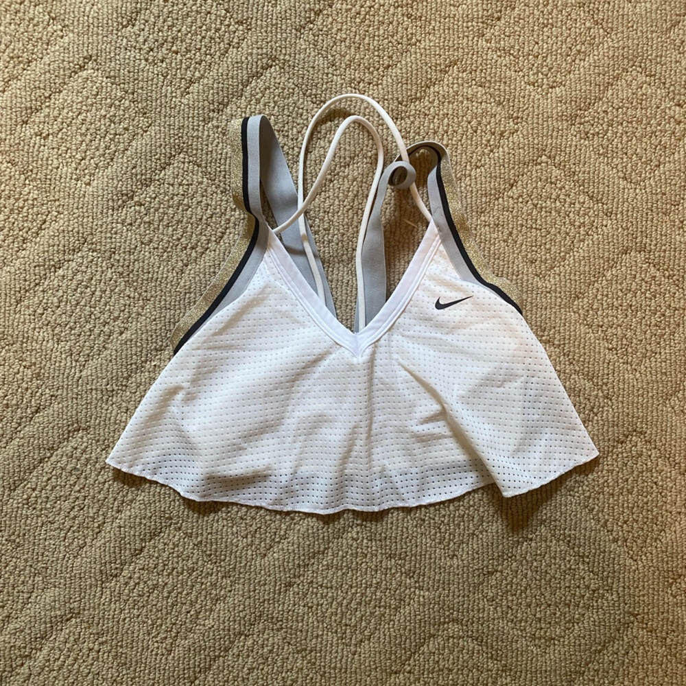 Nike flowy sports bra